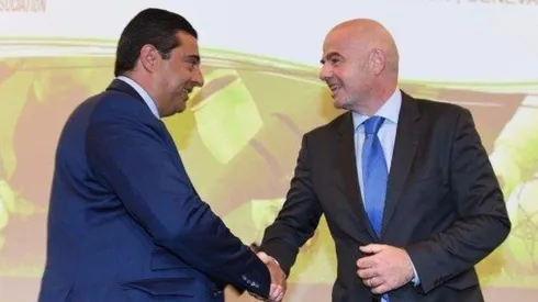 El presidente de la FIFA habría amenazado a Daniel Angelici