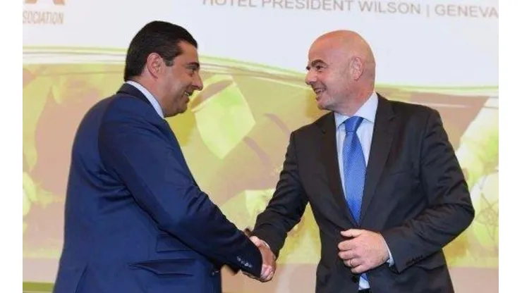 El presidente de la FIFA habría amenazado a Daniel Angelici