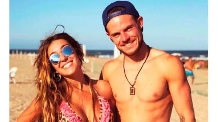 Nandez y su novia en la playa.