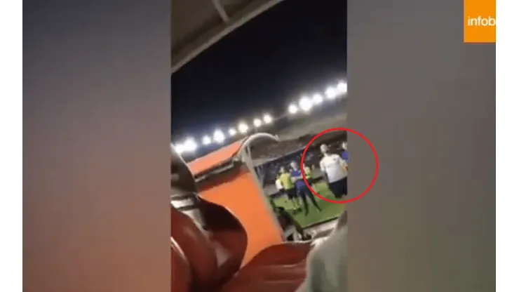 Mientras esperaban para irse en el estadio, Benedetto y Tévez provocaron a los hinchas de River