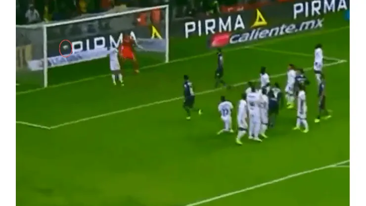 Golazo de Aguilera de tiro libre para América