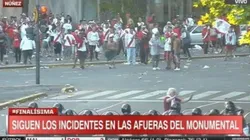 La batalla campal entre hinchas de River y la Policía a las afueras del Monumental