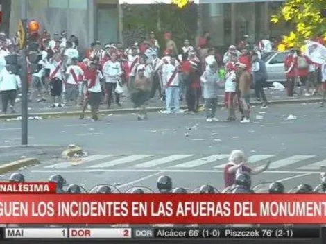 La batalla campal entre hinchas de River y la Policía a las afueras del Monumental