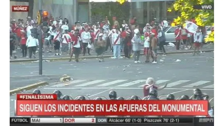 La batalla campal entre hinchas de River y la Policía a las afueras del Monumental