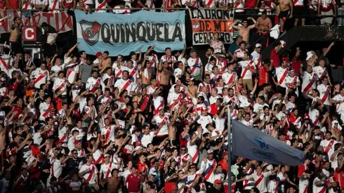 COLMADO. Los hinchas de River en el Monumental a la espera del partido (Foto: Getty).