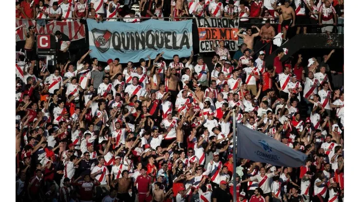 COLMADO. Los hinchas de River en el Monumental a la espera del partido (Foto: Getty).