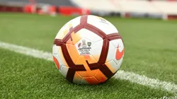 La pelota espera por el horario del partido.