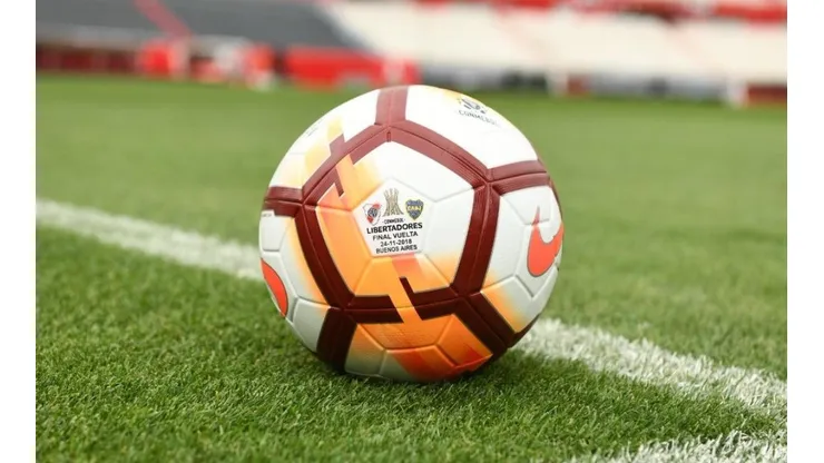 La pelota espera por el horario del partido.