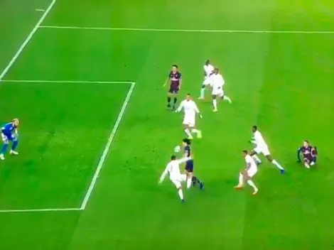 Cavani paró el tiempo en el área, metió un sombrero y definió sin que pique