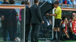 El VAR durante Gremio vs. River.