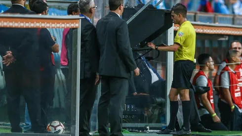 El VAR durante Gremio vs. River.
