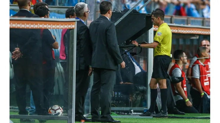 El VAR durante Gremio vs. River.
