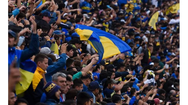 AZUL Y ORO. La bandera flamea en La Bombonera en el entrenamiento a puertas abiertas (Foto: Getty).