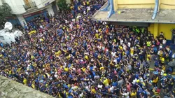 Foto de los hinchas de Boca afuera de La Bombonera.