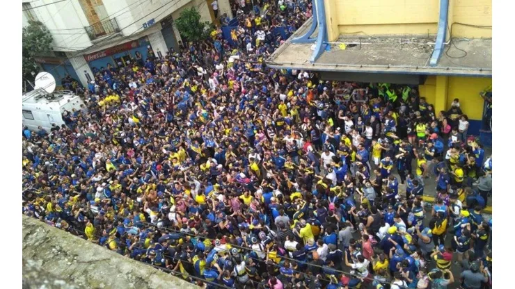 Foto de los hinchas de Boca afuera de La Bombonera.