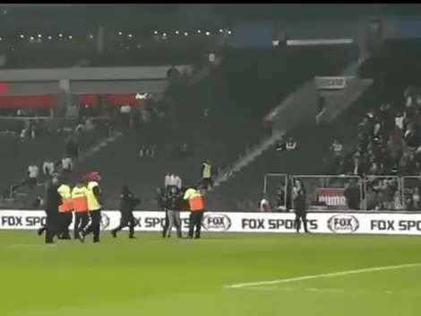 Unos aficionados se descontrolaron e invadieron la cancha para tener una foto con Norma Palafox