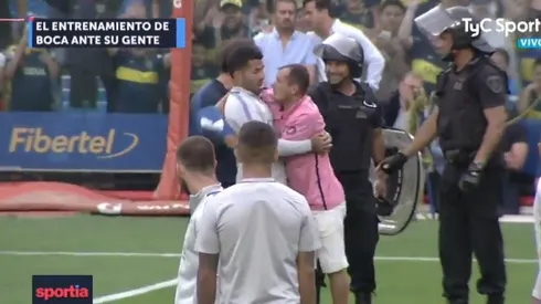 Entendió todo: el gesto de Tevez con un hincha que saltó a la cancha