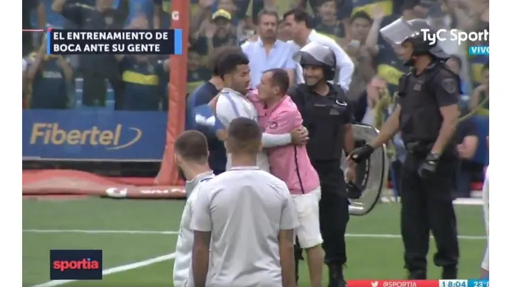 Entendió todo: el gesto de Tevez con un hincha que saltó a la cancha