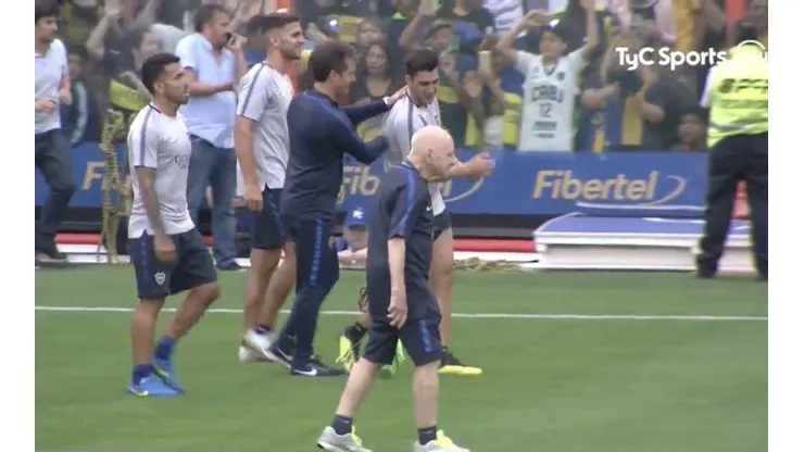 Ya está afuera: la pose de Pavón mientras todo Boca entrenaba