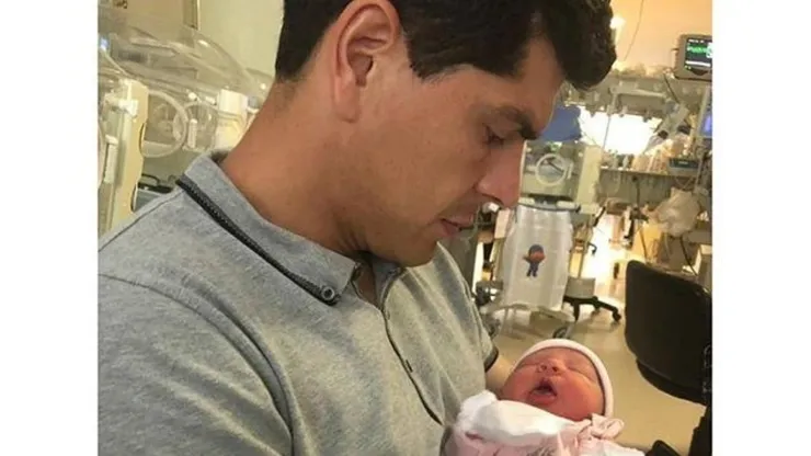 Nació la hija de Lampe y Boca le hizo un regalo más grande que su propio cuerpo