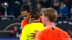 El momento del abrazo entre Van Dijk y el colegiado.