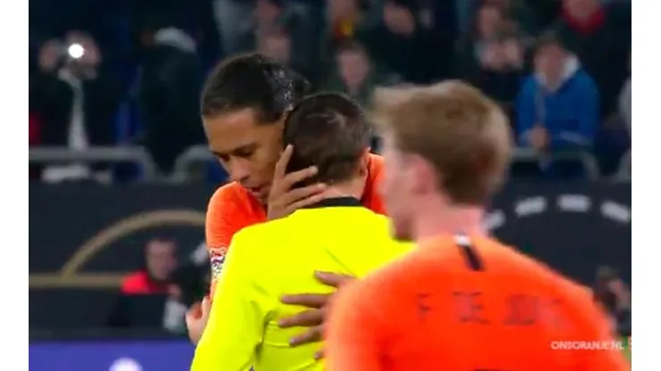 El momento del abrazo entre Van Dijk y el colegiado.