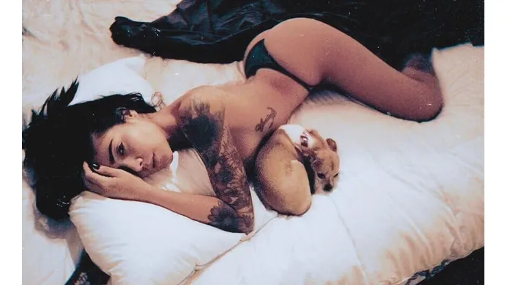 Erika Fernandez siempre posa bien en la cama.