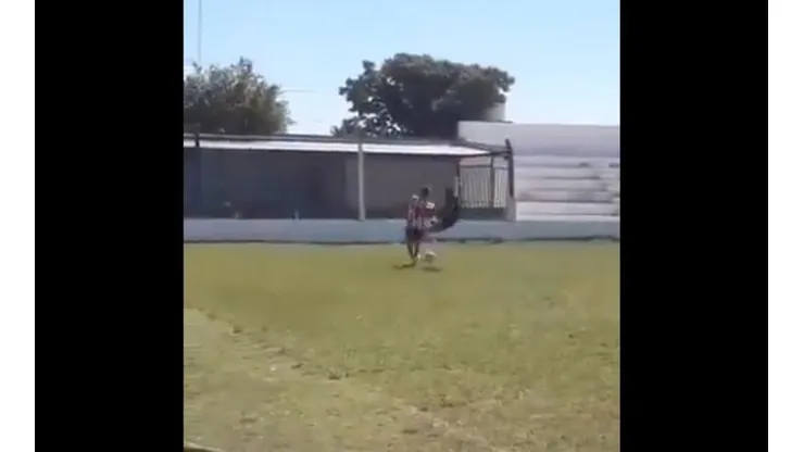 Una patada realmente inexplicable.