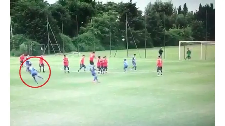 Golazo del hijo del Roly Zárate.
