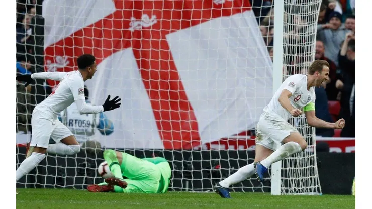 Kane festeja el gol de la victoria.