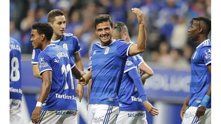 Alanís festejando su primer gol con el Oviedo.
