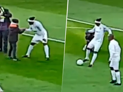 Saludar a un niño, tirar un lujo y levantar al público: Ronaldinho lo hizo todo en 10 segundos