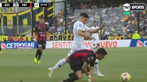 Quiso trabar con la cabeza como Nández, pero se ligó un golpazo en la cara