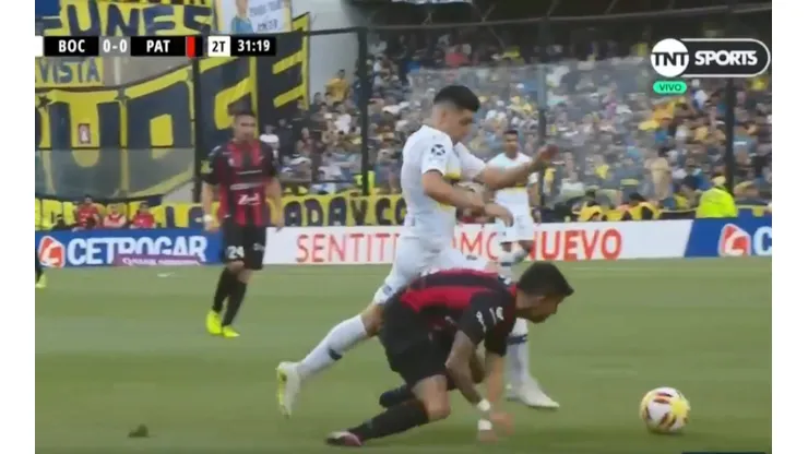 Quiso trabar con la cabeza como Nández, pero se ligó un golpazo en la cara