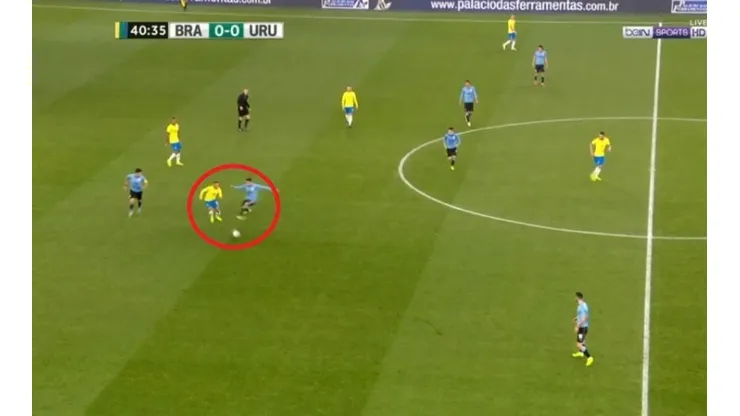 Terrible patada de Vecino a Neymar.