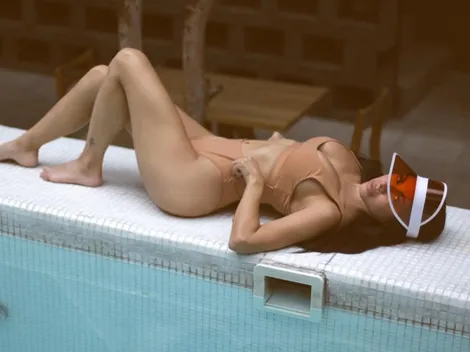 Día de pileta: Jimena Sánchez posó con las piernas cruzadas y una bikini que le apretaba todo