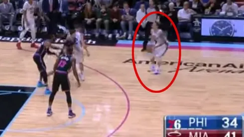 ¿Descalzo? ¡No hay problema! El triplazo de JJ Redick tras perder un zapato