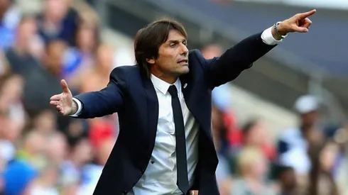 Conte dirigiendo al Chelsea.