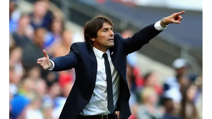 Conte dirigiendo al Chelsea.