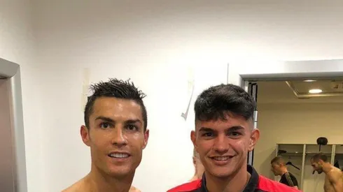 Cristiano se sacó una foto y no se dio cuenta que atrás había un compañero completamente sin ropa