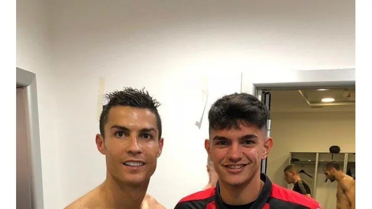 Cristiano se sacó una foto y no se dio cuenta que atrás había un compañero completamente sin ropa