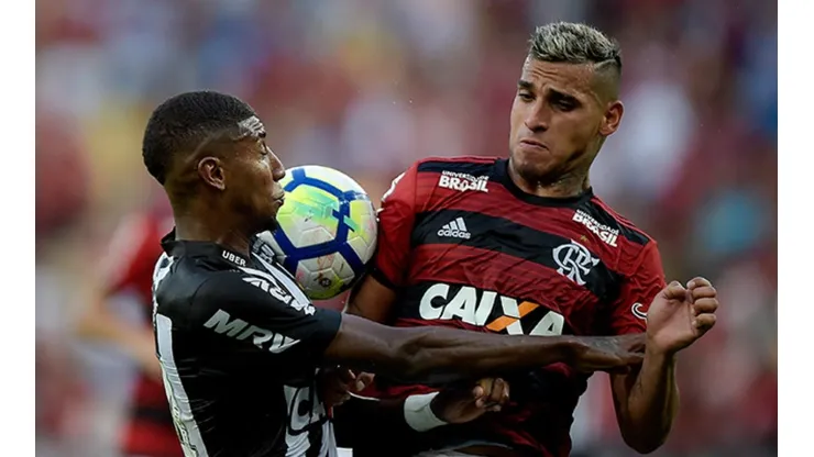 El exjugador de la "U" quiere dejar de ser futbolista del equipo carioca.