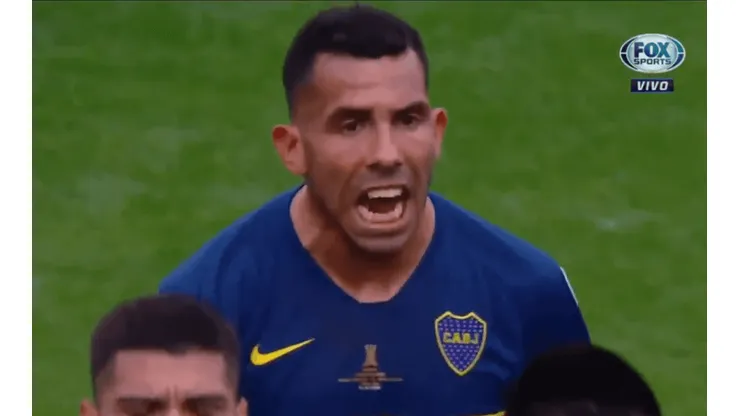 Foto de Carlos Tevez gritandole a sus compañeros.
