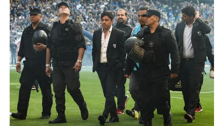 A poco que llegue River a La Bombonera, la policía revisó el vestuario del Millonario