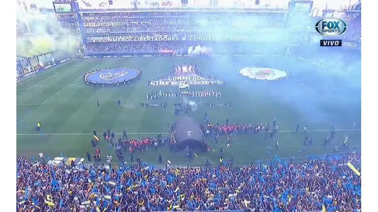 Una Bombonera rebalsada de gente explotó con la salida de Boca y River