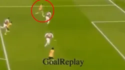 Asistencia de Raúl Jiménez ante Arsenal.