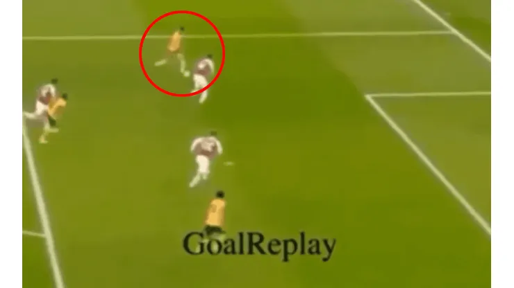 Asistencia de Raúl Jiménez ante Arsenal.