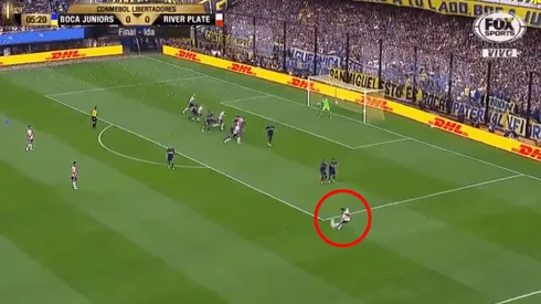 Foto captura del tiro libre del Pity Martínez.