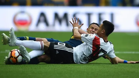 Foto de los jugadores de River y Boca luchando por balón.