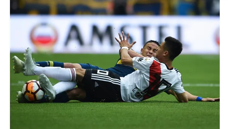 Foto de los jugadores de River y Boca luchando por balón.